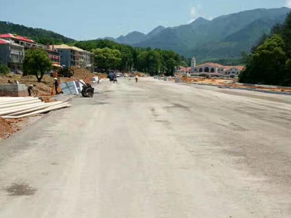 九江市廬山南門市政道路及停車場水穩層攤鋪工程