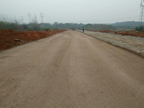 九江市八里湖新區采菊路水穩層攤鋪工程